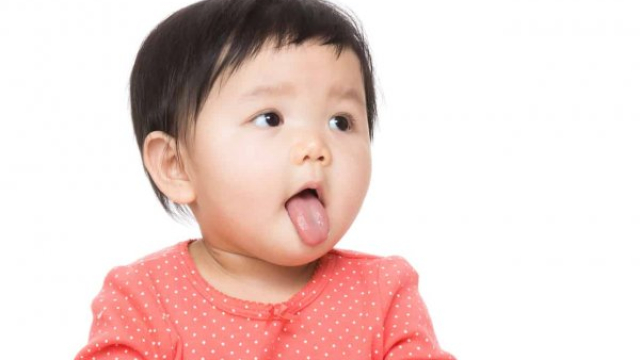 10 Alasan Bayi Menjulurkan Lidahnya