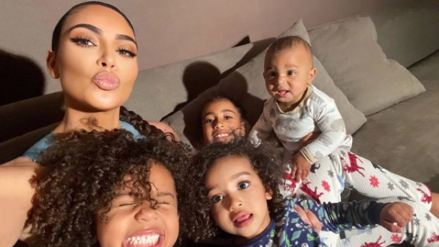 Gaya Parenting Kim Kardashian: Memiliki Anak Favorit