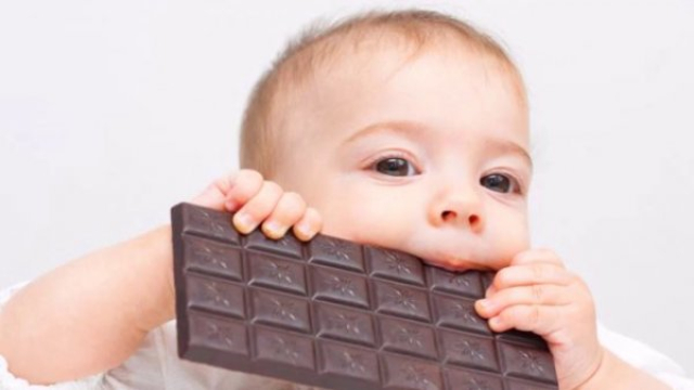 Mencari Tahu! Bolehkah Bayi Makan Cokelat?