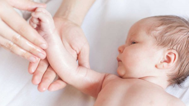 Perawatan Rumahan untuk Membantu Mengatasi Jerawat Kepada Bayi